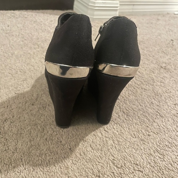 Shi by JOURNEYS Black Ankle Booties - Picture 4 of 6